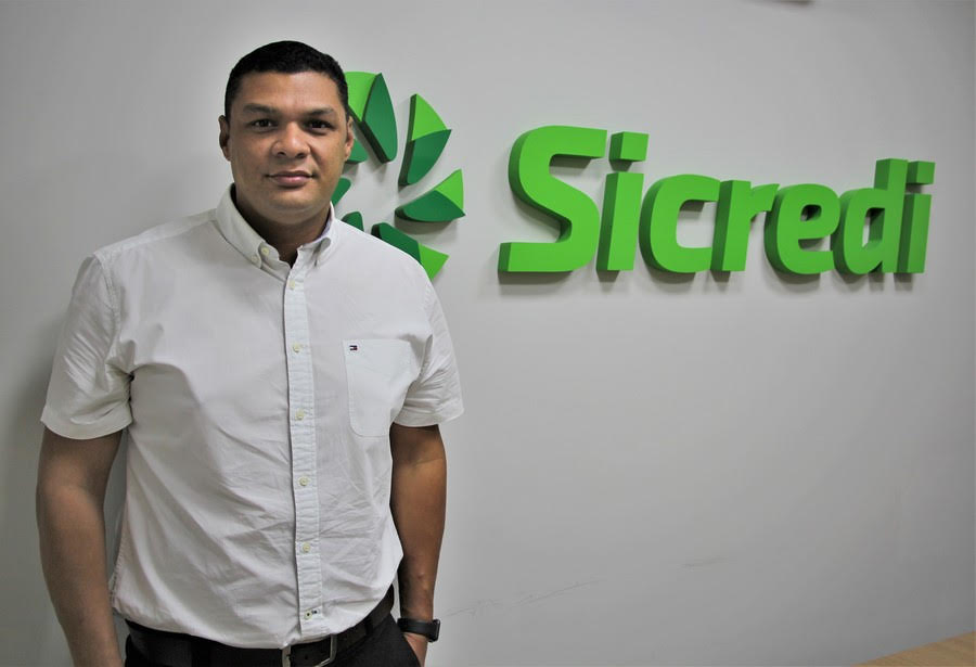 Gerente da ag&ecirc;ncia da Sicredi em Nova Andradina, Alberto Junior Ricardo Ribeiro, destaca as vantagens do cr&eacute;dito consignado &ndash; Foto: AGL M&iacute;dia